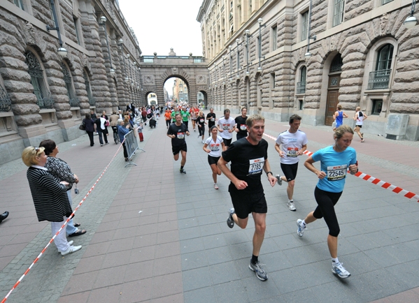 Genom Riksdagshuset under Stockholm halvmaraton. Foto: Martin Ekequist